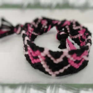 Bracelet brésilien noir et rose motif cœur